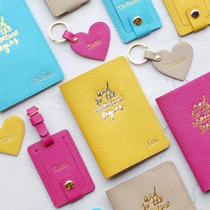 Gepersonaliseerde leren paspoorthoesset met monogram, bagagelabel en hartsleutelhanger