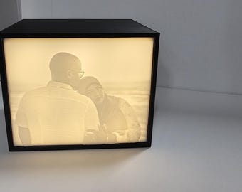 Caja de luz con litofanía impresa en 3D personalizada / Lámpara con foto personalizada / Regalo único para ella o para él / Lámpara nocturna conmemorativa de aniversario de bodas