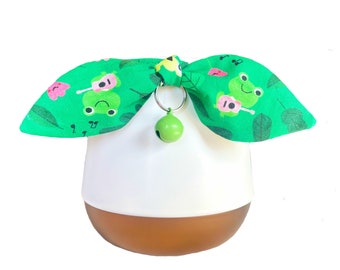 Cat Collar with Pointy Bow, Cute Frog Spring Summer Print, Green Kitten Collar Breakaway