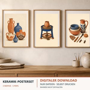Könnte beinhalten: Ein Set aus drei gerahmten Wandbildern zum Thema Töpferkunst. Das erste Bild zeigt verschiedene Keramikvasen in Blau und Terrakotta. Das zweite zeigt einen Tontopf auf einer blauen Töpferscheibe. Das dritte zeigt Schalen, einen Krug und Werkzeuge.