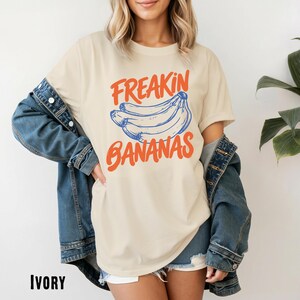 C'est bananes chemise humoristique cadeau graphique à la mode chemise freakin bananes chemise banane t-shirt graphique fruits drôles t-shirt banane rétro vintage image 3