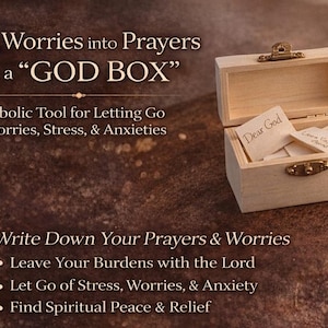 Könnte beinhalten: Eine offene Holzkiste, die als "GOD BOX" bezeichnet wird und kleine Notizen enthält. Der Text lautet "Wandle Sorgen in Gebete um" und "Schreibe deine Gebete und Sorgen auf". Eine Kerze und ein Rosenkranz sind im Hintergrund zu sehen.