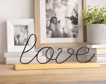 Letrero decorativo de amor con alambre / Decoración minimalista para estantes con temática de amor / Detalle romántico para el hogar / Letrero de amor con base de madera / Decoración para estantes de escritorio / Regalo para ella