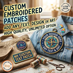 Könnte beinhalten: Individuell bestickte Aufnäher in verschiedenen Formen und Designs, darunter ein kreisförmiges Kompassmotiv mit dem Text YOUR DESIGN HERE ANY TEXT & ART, ein runder Aufnäher mit STITCH & SOUL und ein rechteckiger Aufnäher mit MY CUSTOM TEXT PATCH.