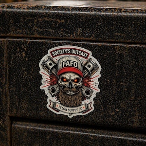 Puede incluir: Una pegatina con una calavera que lleva una gorra roja con el texto "FAFO" y una larga barba. La pegatina está rodeada de pistones y las palabras "SOCIETY'S OUTCAST" y "FELON SUPPLY CO."