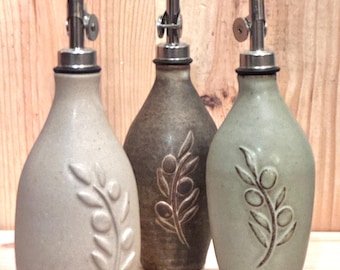 Bottiglia di olio d'oliva e aceto in ceramica fatta a mano