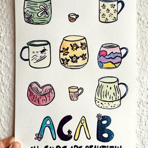 Könnte beinhalten: Ein weißer Kunstdruck mit Illustrationen von acht verschiedenen Tassen in unterschiedlichen Farben und Mustern, darunter Blumen-, Bienen- und Landschaftsmotive. Unter den Tassen steht der Text ACAB und ALL CUPS ARE BEAUTIFUL in bunten Buchstaben.