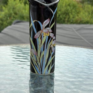 Jarrón de porcelana vintage "Black Onyx" con lirios y contornos y ribetes dorados.