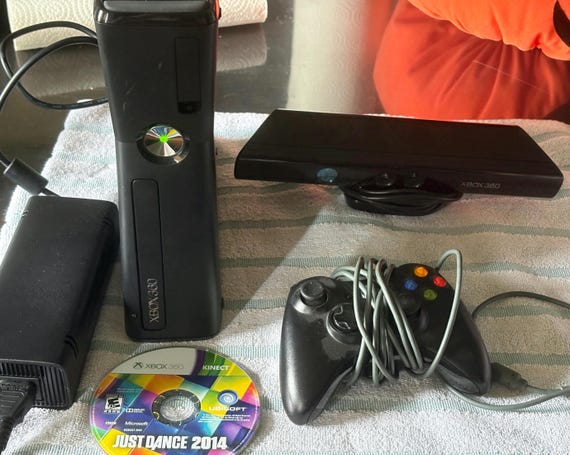 Microsoft Xbox 360 S Console 1439 Black 1 Controller Power Brick Kinect Game Just Dance 2014