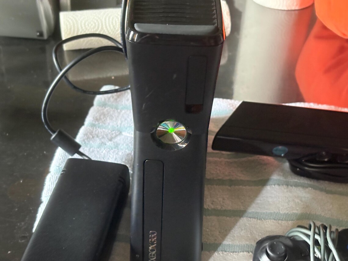 Microsoft Xbox 360 S Console 1439 Black 1 Controller Power Brick Kinect Game Just Dance 2014, foto 2 di 5