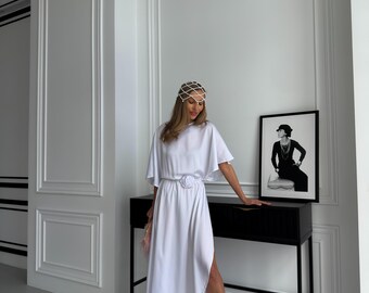 Weißes Mango-Seide Midi-Kleid, taillierte Silhouette, Seitenschlitz, Rosengürtel-Detail