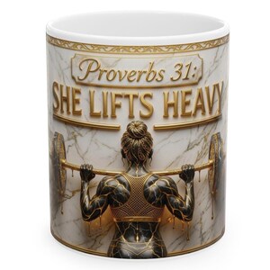 Könnte beinhalten: Weiße Keramik-Kaffeetasse mit Marmordesign und goldenen Akzenten. Die Tasse zeigt den Text "Proverbs 31: SHE LIFTS HEAVY" und eine Illustration einer Frau, die Gewichte hebt.
