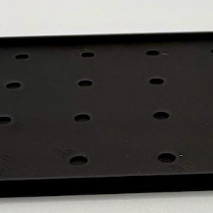K&ouml;nnte beinhalten: Handgefertigtes Holzschild mit dem Wort "Welcome" in wei&szlig;er, leicht verwitterter Schrift. Das rechteckige Schild hat einen nat&uuml;rlichen Holzmaserungshintergrund und ein kleines dekoratives Herz.