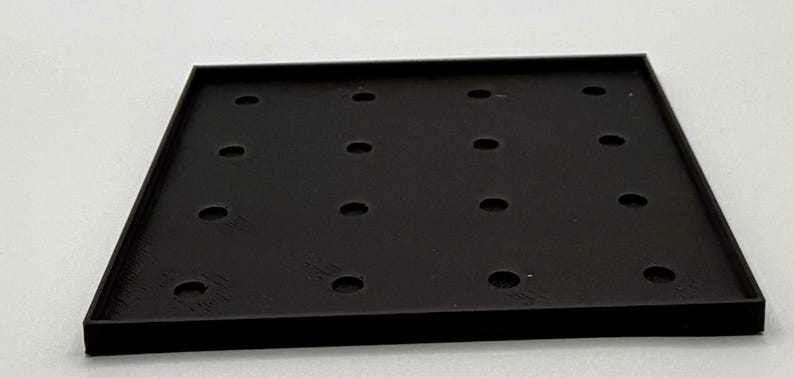 K&ouml;nnte beinhalten: Handgefertigtes Holzschild mit dem Wort "Welcome" in wei&szlig;er, leicht verwitterter Schrift. Das rechteckige Schild hat einen nat&uuml;rlichen Holzmaserungshintergrund und ein kleines dekoratives Herz.