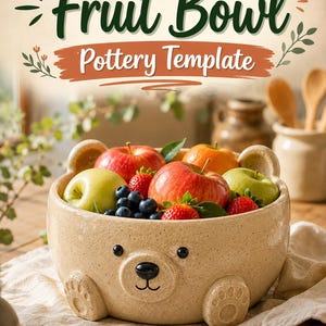 Può includere: Una ciotola in ceramica beige maculata a forma di orso con orecchie, muso e impronte di zampe, riempita con mele, fragole e mirtilli. Il testo "Fruit Bowl Pottery Template" è stampato in verde scuro e bianco sopra la ciotola.