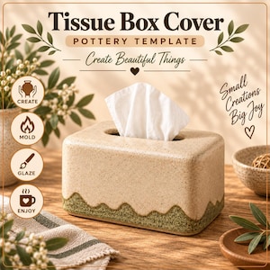 Può includere: Un copriscatola per fazzoletti rettangolare in ceramica con finitura beige maculata e base verde testurizzata. Il coperchio presenta un'apertura ovale centrale con fazzoletti bianchi. Il testo recita Tissue Box Cover, Pottery Template, Create Beautiful Things e Small Creations Big Joy.