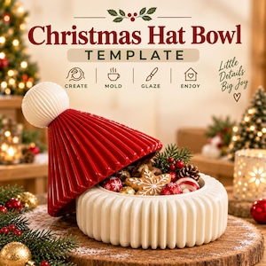 Può includere: Un modello di ciotola a forma di cappello natalizio con un coperchio rosso a coste con pompon bianco e una base circolare bianca a coste. Il testo recita Christmas Hat Bowl, TEMPLATE, CREATE, MOLD, GLAZE, ENJOY e Little Details Big Joy.