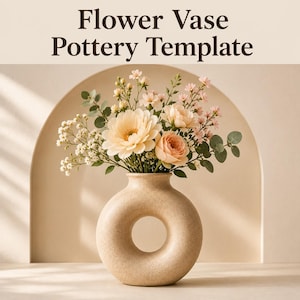 Peut inclure: Un vase en céramique beige en forme de beignet avec une texture mouchetée, contenant un bouquet de fleurs rose clair et blanches avec des feuilles d'eucalyptus vertes. Le texte Flower Vase Pottery Template est écrit en brun foncé.