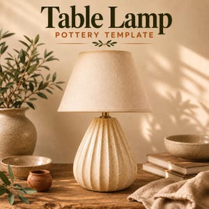 Puede incluir: Una lámpara de mesa con base de cerámica color crema moteada y acanalada, con una pantalla de tela beige. El texto "Table Lamp POTTERY TEMPLATE" aparece sobre la lámpara. La lámpara se apoya en una superficie de madera con otras piezas.
