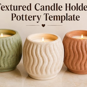 Può includere: Tre portacandele rotondi in ceramica con una texture ondulata verticale, nei colori verde salvia, crema e terracotta. Ognuno contiene una candela bianca accesa. Il testo "Textured Candle Holder Pottery Template" è visibile sopra.