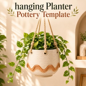 Puede incluir: Una maceta colgante de cerámica en color blanco roto moteado con una banda ondulada de color terracota en la base. La maceta está suspendida por tres cuerdas de yute gruesas y contiene una planta potos verde. Texto: hanging Planter Pottery Template.