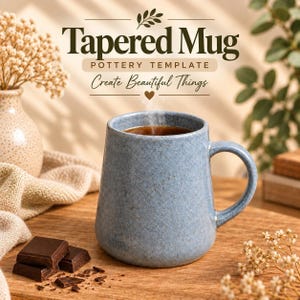 Może przedstawiać: Niebieski, nakrapiany kubek ceramiczny o zwężanym kształcie wypełniony ciemnym płynem. Powyższy tekst brzmi Tapered Mug Pottery Template Create Beautiful Things. Kubek stoi na drewnianej powierzchni obok kawałków gorzkiej czekolady i kwiatów.
