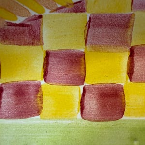 Puede incluir: Una superficie de cer&aacute;mica con un patr&oacute;n de tablero de ajedrez pintado a mano de cuadrados amarillos y granates oscuros alternos. Debajo de la secci&oacute;n a cuadros, hay bandas horizontales de pintura verde claro y amarilla con texturas visibles.