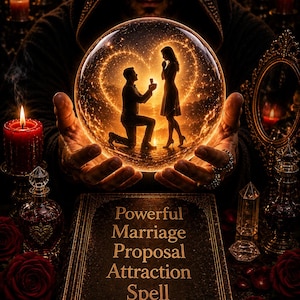 Puede incluir: Imagen de una persona sosteniendo una bola de cristal brillante con una pareja en silueta, uno arrodillado en una propuesta. La escena está enmarcada por velas, rosas y un libro titulado "Powerful Marriage Proposal Attraction Spell".
