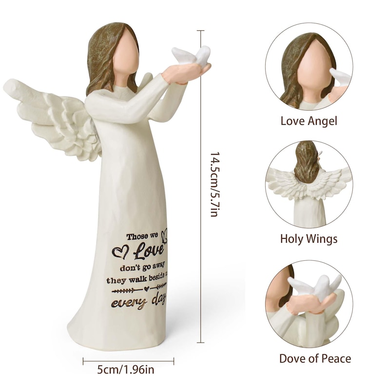Pu&ograve; includere: Una statuetta di angelo color crema con capelli castani e ali bianche, che tiene una colomba bianca. L'abito riporta il testo: Those we Love don't go away they walk beside us every day. Misura 14,5 cm di altezza e 5 cm di larghezza.