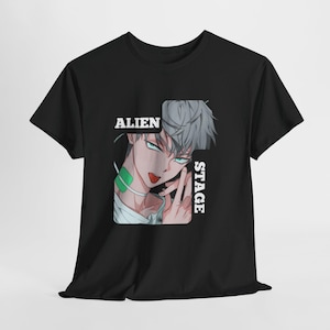 Puede incluir: Camiseta negra con un gráfico de un personaje de estilo anime con cabello gris y ojos verdes. Las palabras "ALIEN STAGE" están impresas en la camiseta. El personaje está haciendo un signo de paz.