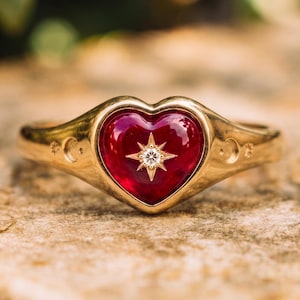 Anello con sigillo a forma di cuore celeste con rubino, moissanite incastonata a stella, anello di tendenza vintage con gemma rossa creata in laboratorio, in oro 14 carati.