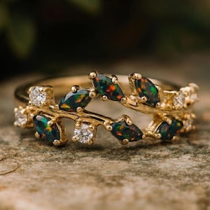 Anillo de ópalo negro talla marquesa, delicado anillo de banda abierta, anillo con diseño de hoja inspirado en la naturaleza, anillo con detalles de moissanita, anillo apilable, anillo de banda abierta a juego.