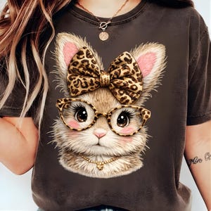 Niedliches Katzen T-Shirt | Leopard Bogen Kitty Tee | Mode-Katzen-Grafik-T-Shirt | Geschenk für Tierliebhaber | Trendiges ästhetisches Katzendesign