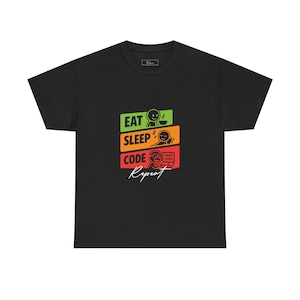 Puede incluir: Camiseta negra con un diseño gráfico. El diseño presenta las palabras "Eat Sleep Code Repeat" en escritura blanca, con figuras de palo y rectángulos de colores. Las palabras "Eat", "Sleep" y "Code" están apiladas verticalmente.