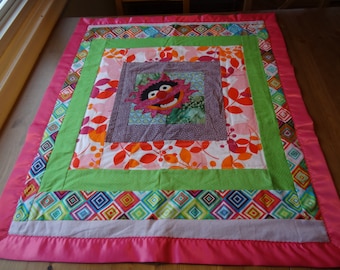 明るく楽しい色彩とアップリケのすばらしさが特徴の動物マペットのキルトブランケット