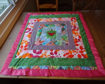 特大サイズのカーミット・ザ・フロッグのアップリケ付き幼児用ブランケット（サテントリム付き）