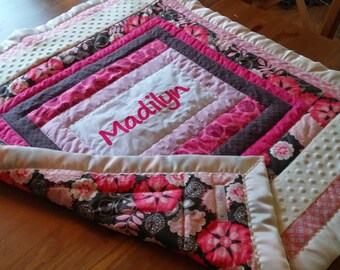 ラダーキルティングデザインの刺繍入りブランケット。ベビーシャワーのギフトや大人が寄り添うのに最適です。