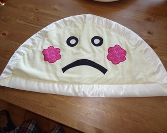 ピエロギブランケット、アップリケのハッピーフェイス、サッドフェイス、ソフトサテントリム付き