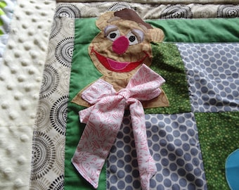 Fozzie Bear キルティングベビーブランケット - あらゆるカラースキームでカスタムオーダー
