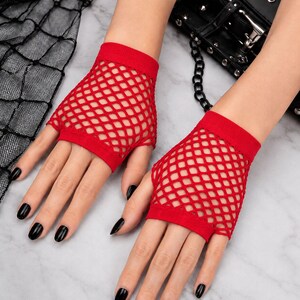 Pode incluir: Um par de luvas de rede sem dedos em vermelho brilhante com um padr&atilde;o de malha em forma de diamante. As luvas t&ecirc;m uma faixa vermelha s&oacute;lida no pulso e nos n&oacute;s dos dedos, proporcionando um ajuste justo e deixando os dedos livres.