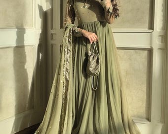 Vestido largo de diseñador color oliva, ropa de fiesta pakistaní, elegante vestido largo bordado, ropa modesta para ocasiones especiales.