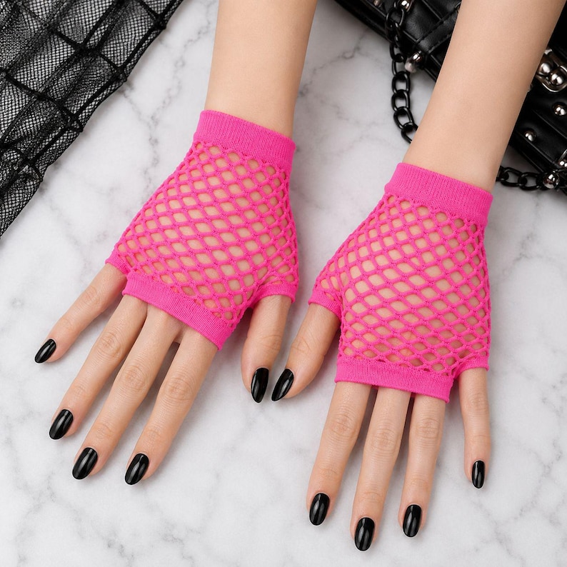Pode incluir: Um par de luvas sem dedos de rede em rosa n&eacute;on brilhante, com um padr&atilde;o de losangos de malha larga e punhos el&aacute;sticos s&oacute;lidos no pulso e nos n&oacute;s dos dedos. As luvas s&atilde;o feitas de um material el&aacute;stico que cobre a palma e o dorso da m&atilde;o.