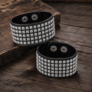 Bracciale rigido in pelle borchiata stile punk PC, bracciale gotico nero, bracciale rock largo, gioielli emo alternativi, bracciale in pelle regolabile