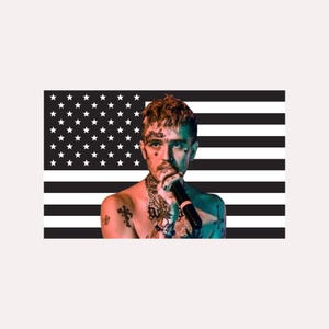 Könnte beinhalten: Porträt einer Person mit Tätowierungen und Schmuck, die ein Mikrofon hält. Der Hintergrund zeigt eine schwarz-weiße amerikanische Flagge. Die Person singt in das Mikrofon.