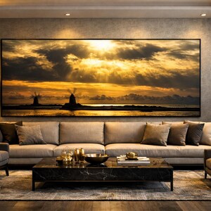 Può includere: Un grande dipinto paesaggistico incorniciato raffigurante un tramonto sull'acqua con mulini a vento. La stanza presenta un divano dai toni neutri, poltrone e un tavolino in marmo. L'illuminazione comprende un lampadario e una lampada da terra.