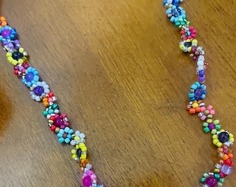 Collar floral multicolor brillante con girasoles