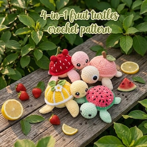 Peut inclure: Plusieurs tortues au crochet colorées, chacune représentant un fruit différent : fraise, citron, pastèque et pêche. L'image contient le texte "4-en-1 fruit turtles crochet pattern". Les tortues sont disposées sur une surface en bois avec des fruits frais.