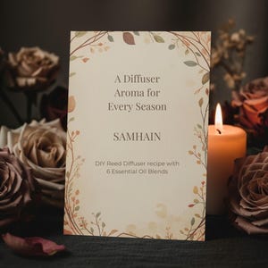 Może przedstawiać: Karta z tekstem "A Diffuser Aroma for Every Season SAMHAIN" i "DIY Reed Diffuser recipe with 6 Essential Oil Blends" jest otoczona różami i zapaloną świecą. Karta ma kwiatową obwódkę.