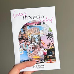 Könnte beinhalten: Ein weißes Heft mit dem Text "Lauren's Hen Party Weekend" in rosa Schrift. Das Cover zeigt eine Collage von Bildern aus Mallorca, darunter das Wort "Palma" und die Daten "10.-18. Oktober 2025".