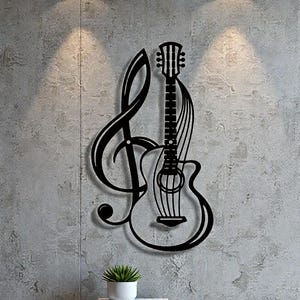 Peut inclure: Décoration murale en métal noir représentant une guitare et une clé de sol. La guitare est une silhouette détaillée avec des cordes et une rosace. La clé de sol est placée à côté de la guitare, créant un thème musical.